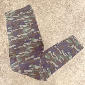 Deluxe 7/8 mid rise camo cargo jegging